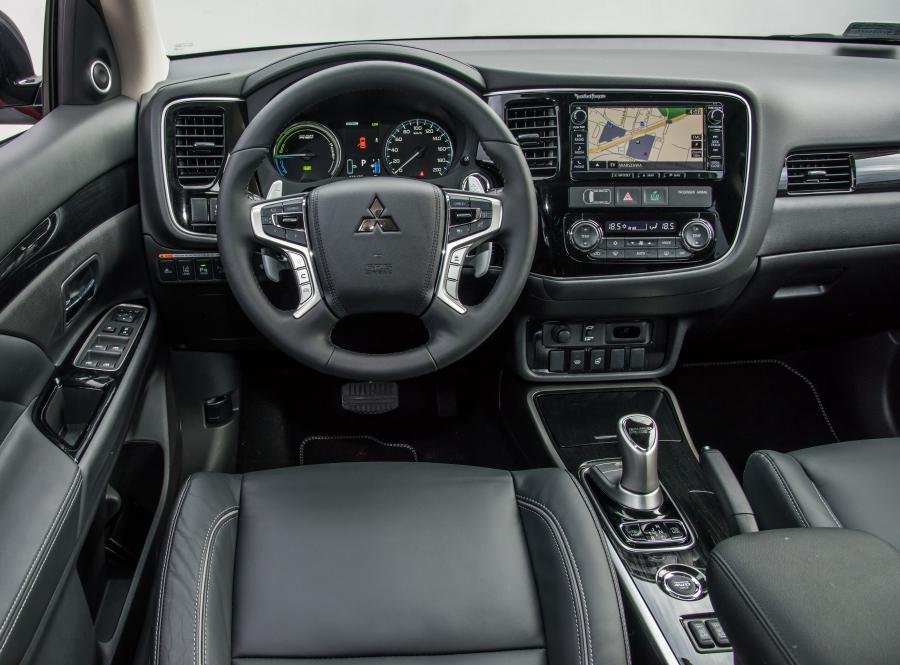  Mitsubishi Outlander PHEV Rally Style 2016 года  (фото 25 из 30)